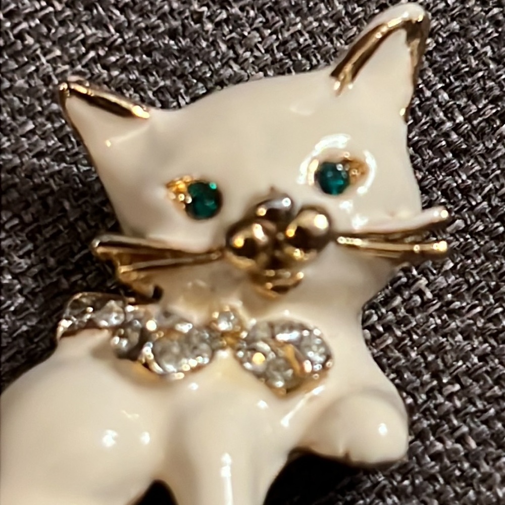 VINTAGE ๐๐๐๐
๐ ENAMELED & JEWELED KITTY BROOCH - Picture 4 of 10